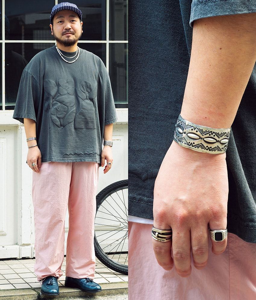 バングル＝ナバホ族　Tシャツ＝エレファント トライバル ファブリックス　パンツ＝ヌル トウキョウ