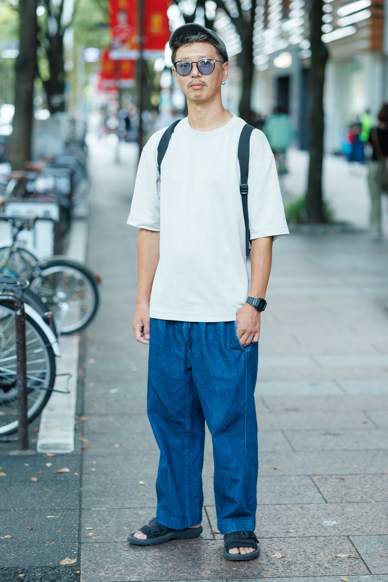 Tシャツ＝ユニクロ　デニム、帽子＝ともにアーバンリサーチ　シューズ＝テバ　眼鏡＝レイバン　バッグ＝アークテリクス　腕時計＝カシオ