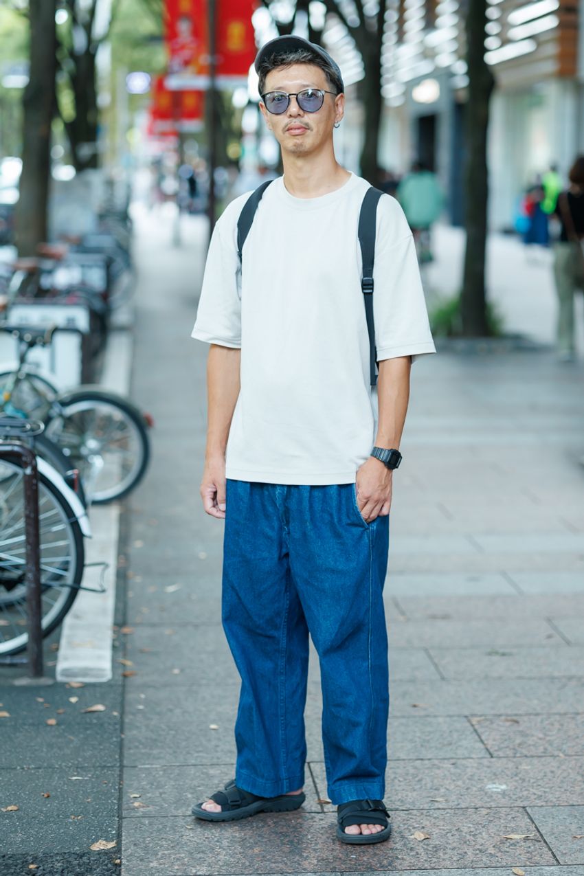 「ユニクロの無地Tシャツ、一枚でもサマになる説」を立証した3名！コーデ術とともに拝見 - 2枚目の画像