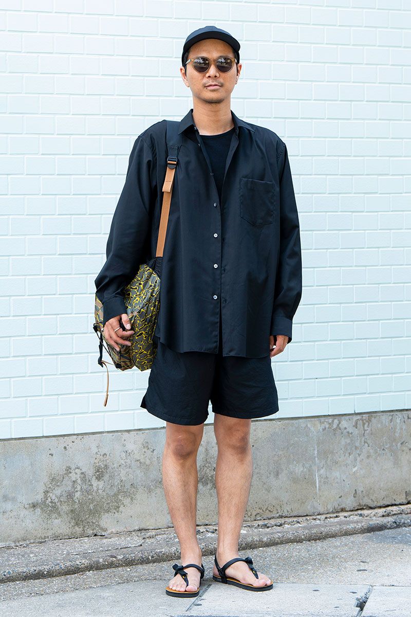 シャツ＝コムデギャルソン　Tシャツ＝トゥーグッド　ショーツ＝オークリー　サンダル＝ルナサンダル　バッグ＝マルニ×ポーター　キャップ＝ブリクストル　サングラス＝オリバーピープルズ