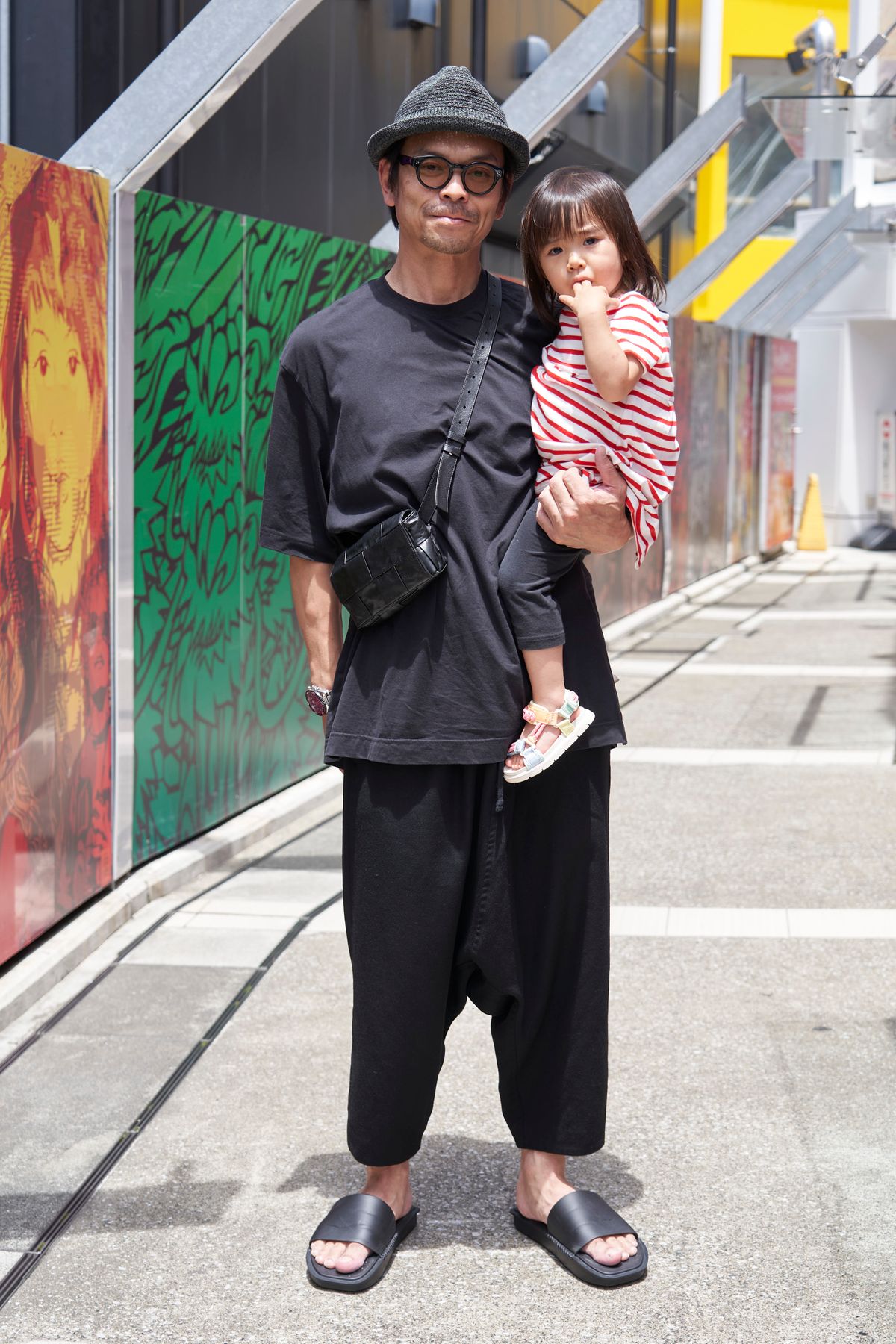 Tシャツ、シューズ＝ともにワイスリー　パンツ＝コムデギャルソン　帽子＝オーバーライド　眼鏡＝モスコット　バッグ＝ボッテガヴェネタ　腕時計＝エドックス