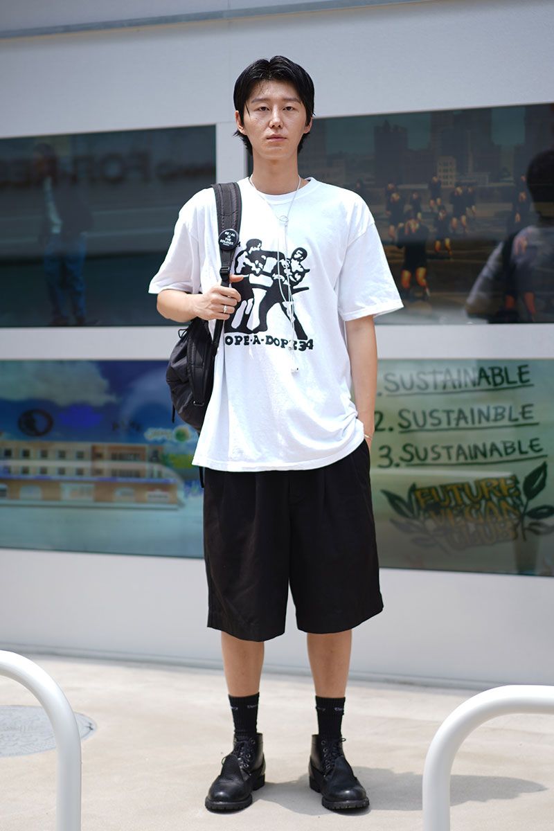 Tシャツ＝ロープアドープ　ショーツ、ブーツ＝ともにコムデギャルソン　バッグ＝エンジニアド ガーメンツ　リング＝タカヒロミヤシタザソロイスト．