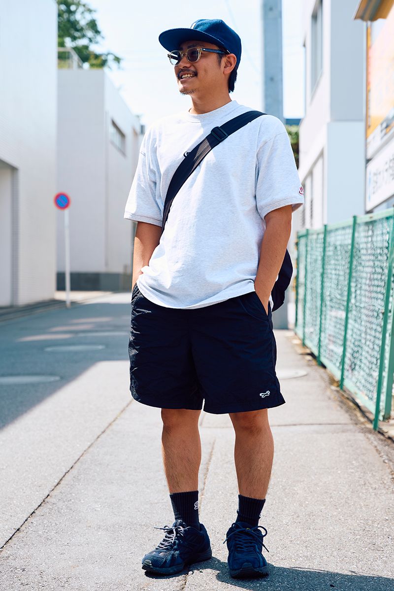 Tシャツ、パンツ=ともにフリークスストア スニーカー=フレッシュサービス バッグ=ユニクロ キャップ=ユニバーサルプロダクツ サングラス=ノチノオプティカル