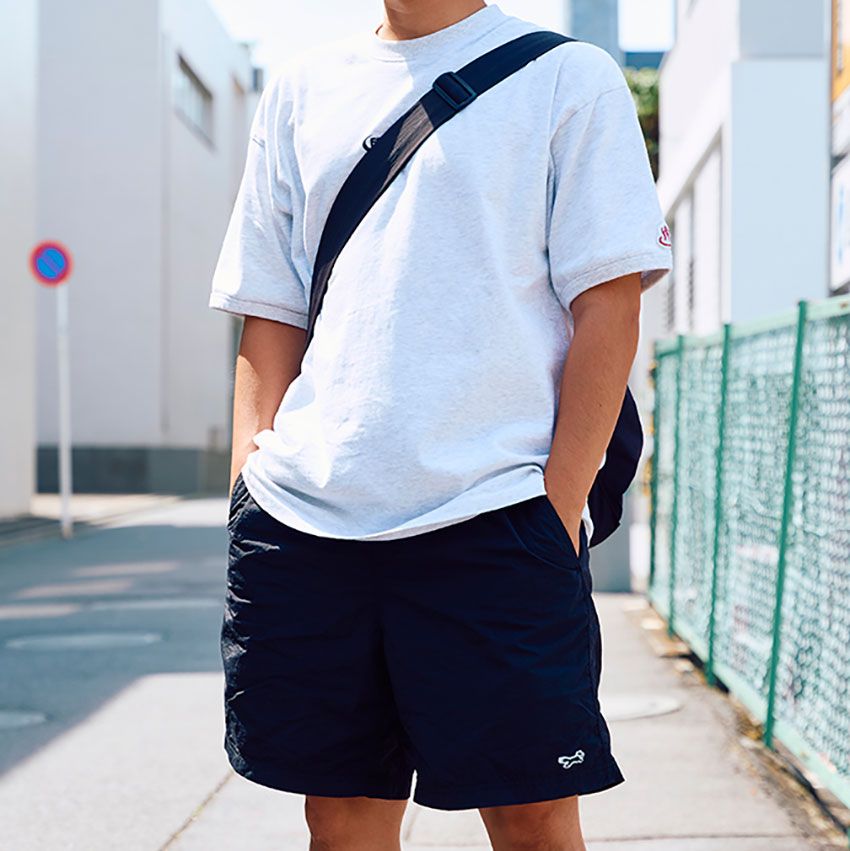 「Tシャツ×ショーツ」の攻略術。街角スナップに学ぶ、飽きずに楽しむためのテクニック集 - 1枚目の画像