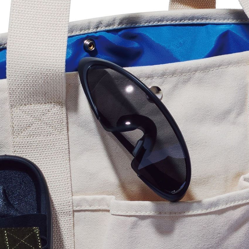 5万2580円／オークリー（ルックスオティカジャパン　0120-990-307）