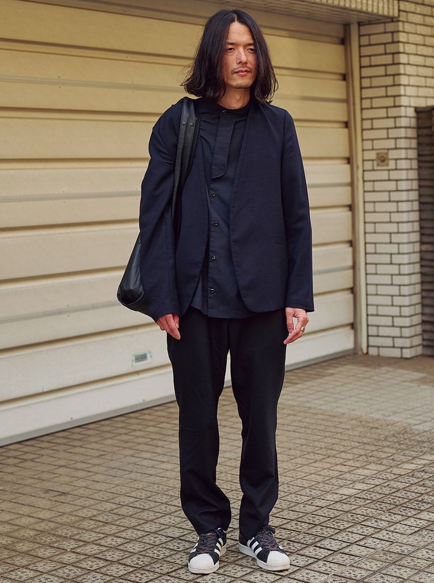 人気継続の黒コーデ。マンネリ回避の巧みな着こなしをスナップで。グラデーション、オールブラックetc. - 1枚目の画像