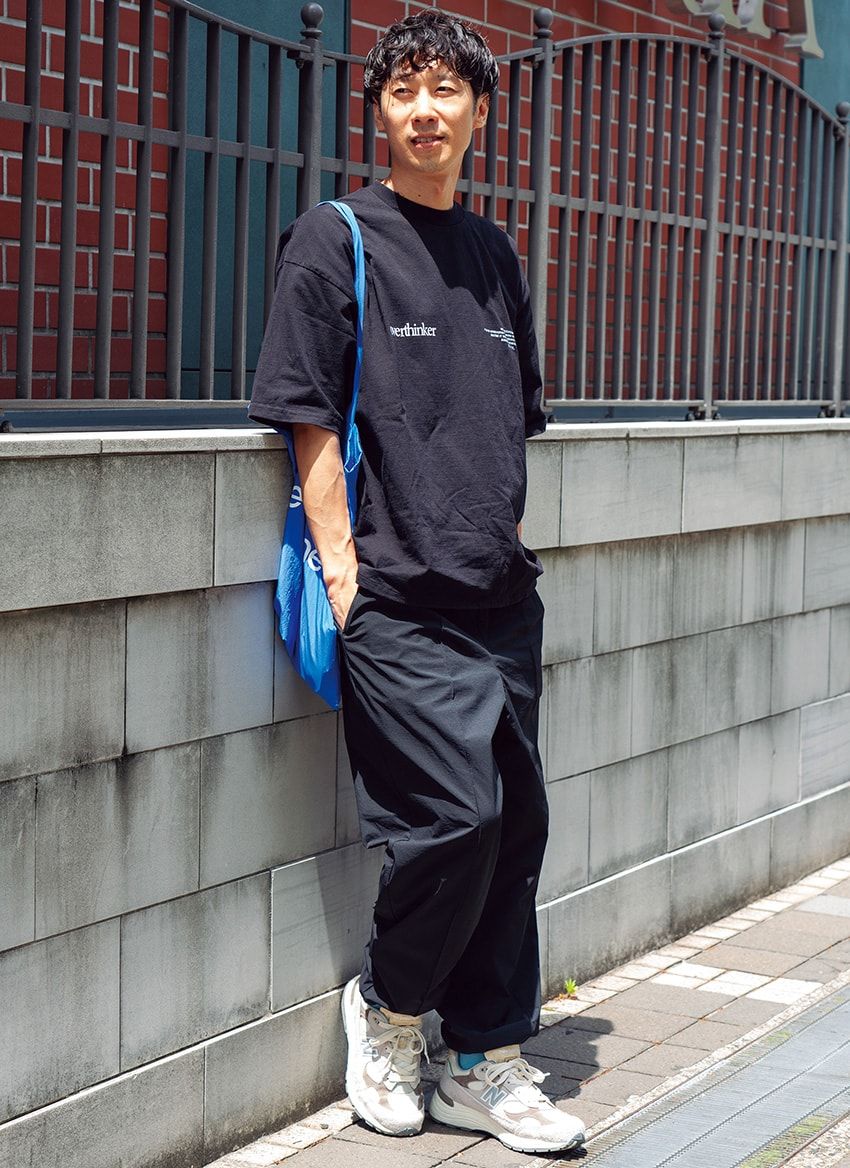 人気継続の黒コーデ。マンネリ回避の巧みな着こなしをスナップで。グラデーション、オールブラックetc. - 17枚目の画像