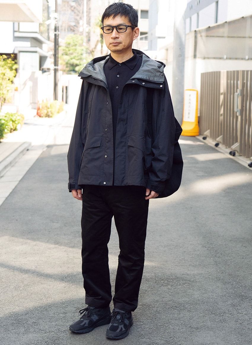 人気継続の黒コーデ。マンネリ回避の巧みな着こなしをスナップで。グラデーション、オールブラックetc. - 7枚目の画像