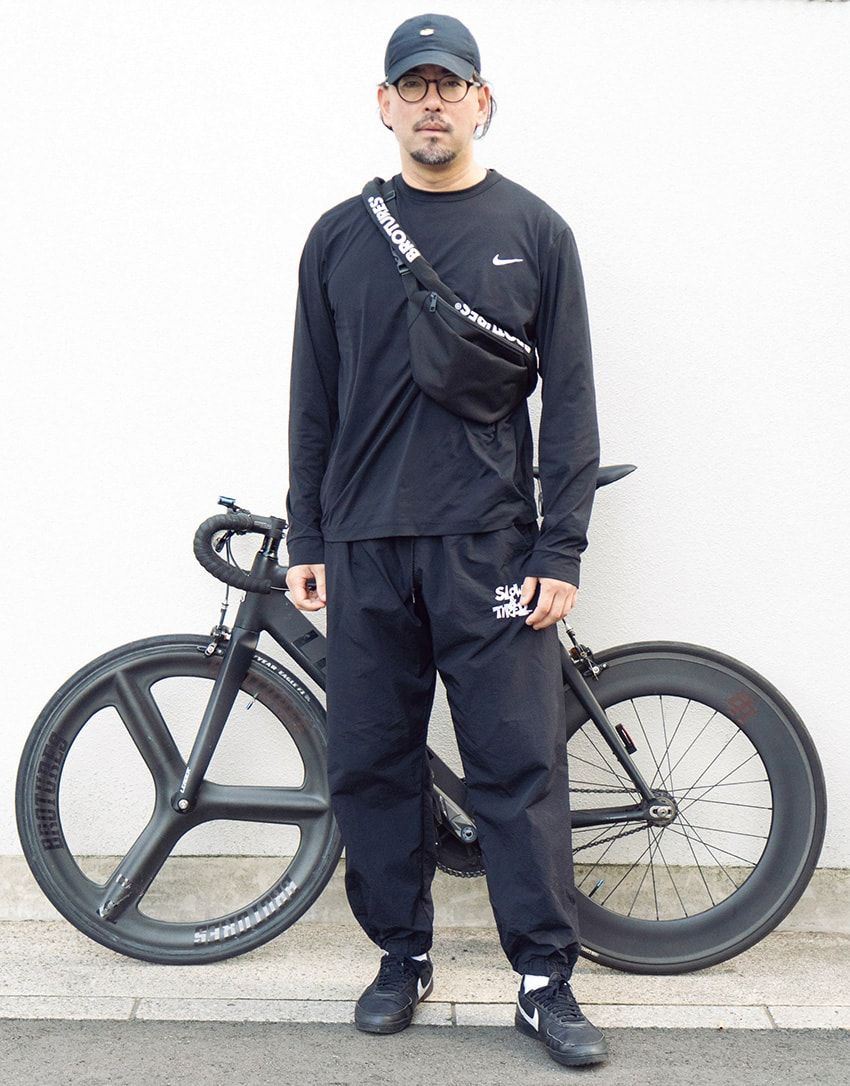 人気継続の黒コーデ。マンネリ回避の巧みな着こなしをスナップで。グラデーション、オールブラックetc. - 8枚目の画像