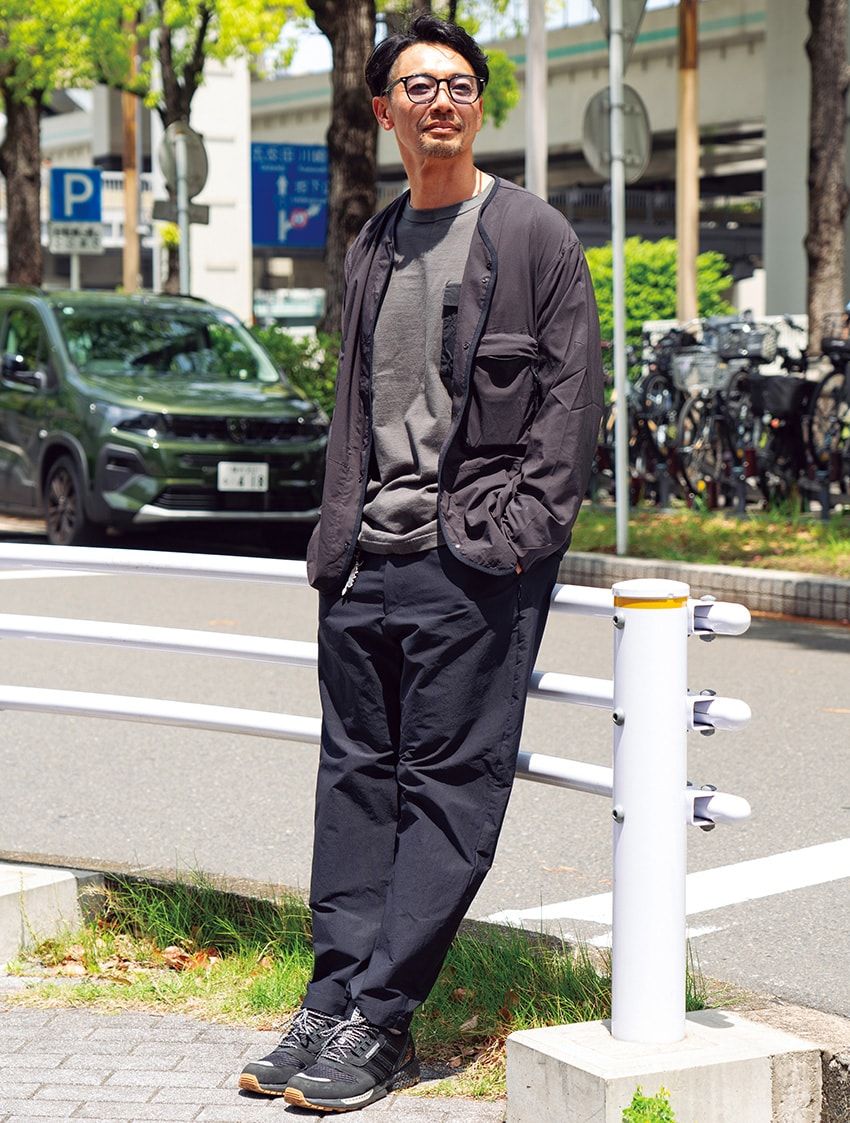 人気継続の黒コーデ。マンネリ回避の巧みな着こなしをスナップで。グラデーション、オールブラックetc. - 18枚目の画像