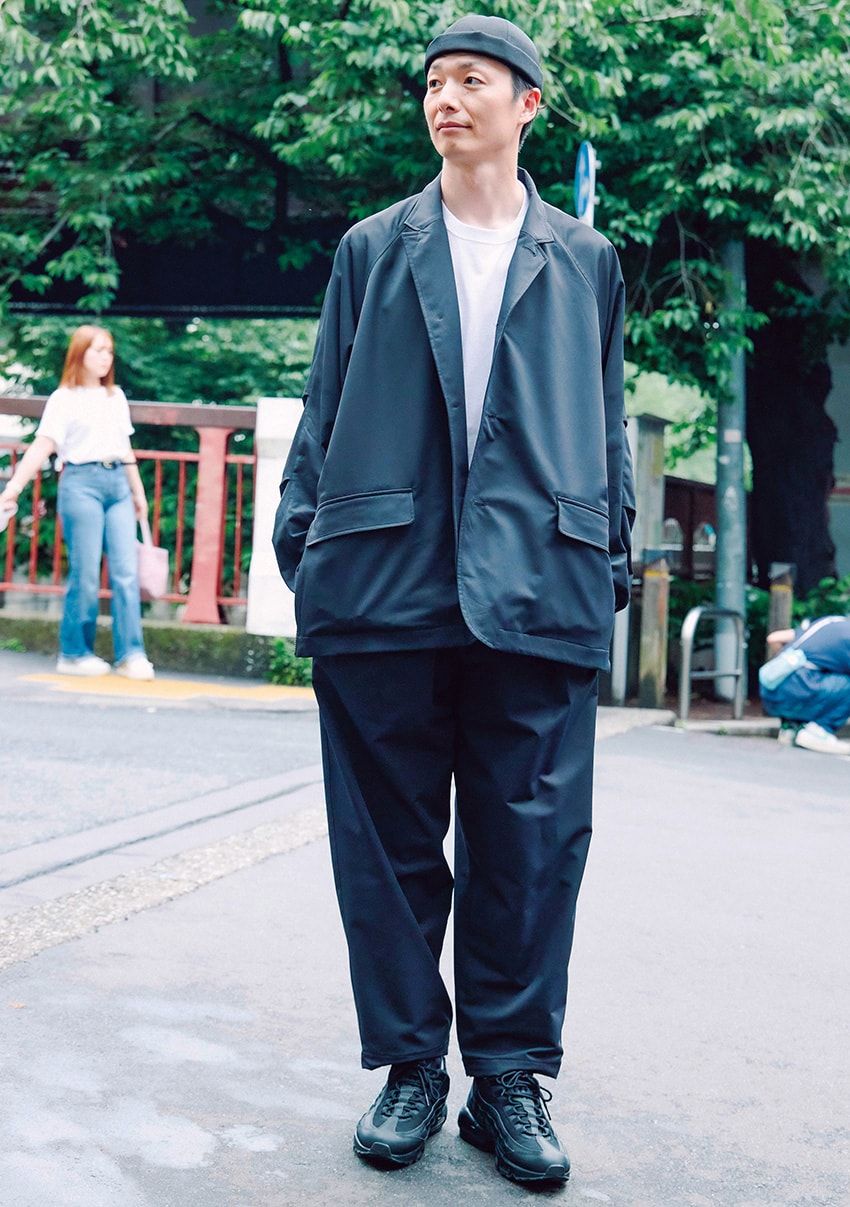 人気継続の黒コーデ。マンネリ回避の巧みな着こなしをスナップで。グラデーション、オールブラックetc. - 11枚目の画像