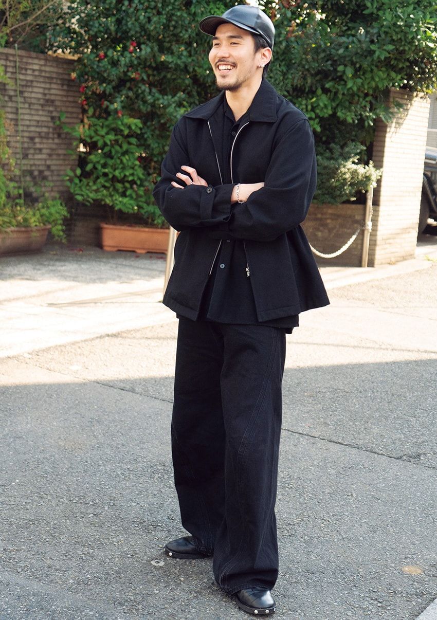 人気継続の黒コーデ。マンネリ回避の巧みな着こなしをスナップで。グラデーション、オールブラックetc. - 14枚目の画像