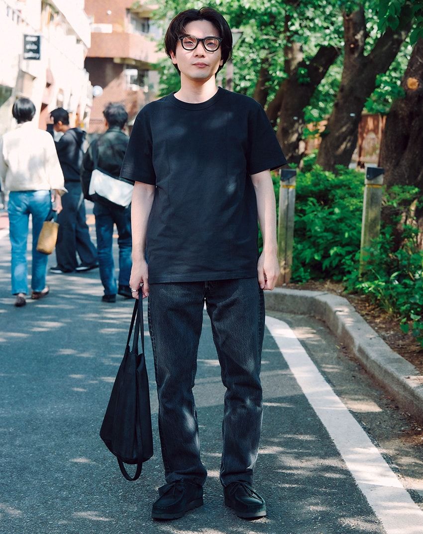 Tシャツ＝ユニクロ　デニム＝リーバイス　靴＝クラークス オリジナルズ