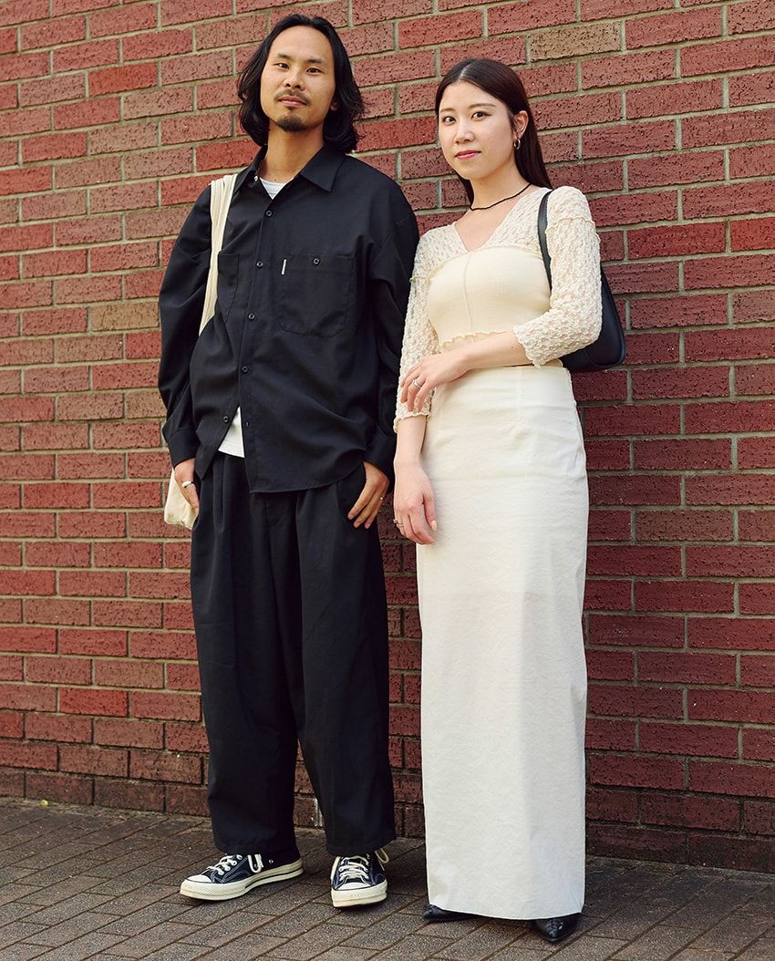 シャツ、パンツ＝クーティー プロダクションズ　Tシャツ＝ユニクロ　スニーカー＝コンバース