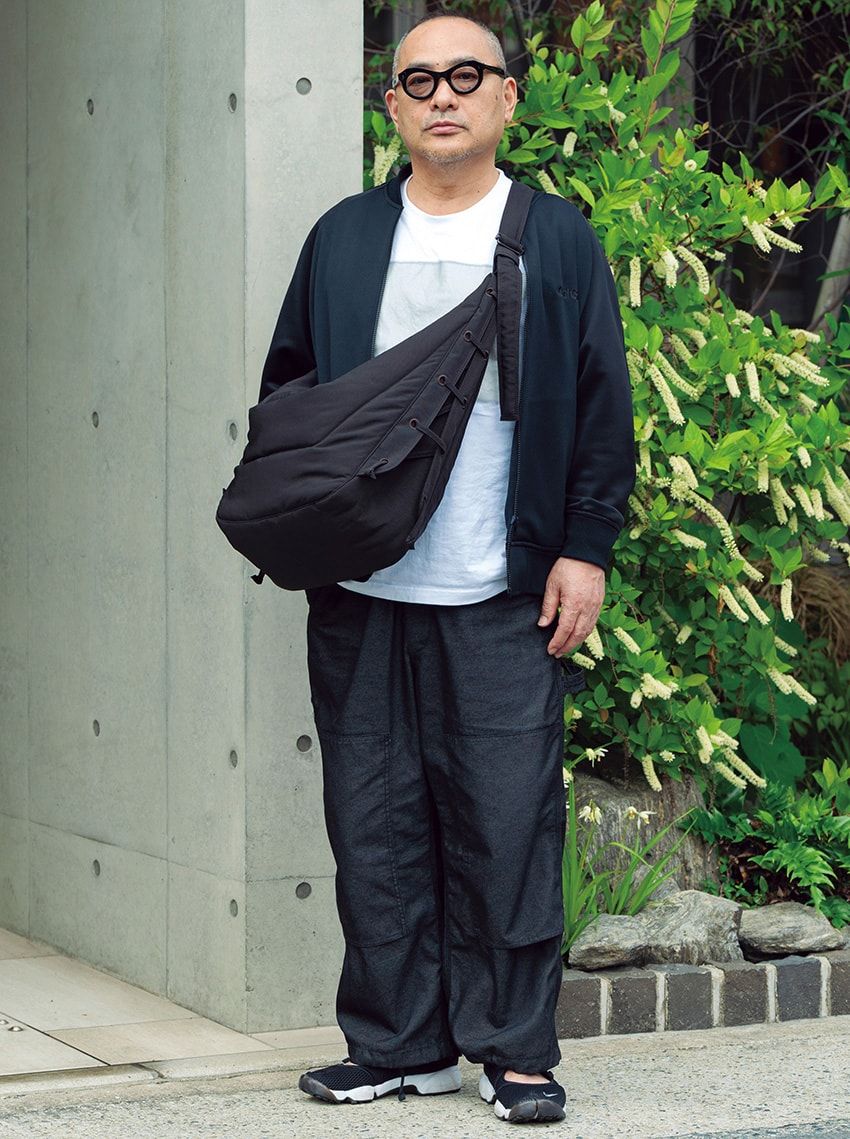 ジャケット＝コム デ ギャルソン・オム　Tシャツ＝ユニクロ　パンツ＝エンジニアド ガーメンツ　スニーカー＝ナイキ