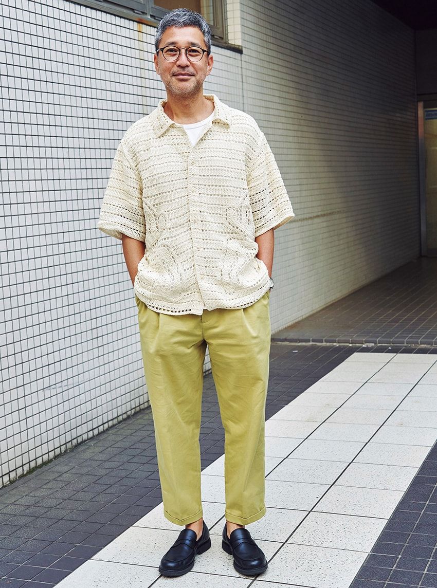 シャツ、パンツ＝ともにザラ　Tシャツ＝039 ランドリー　靴＝カンペール