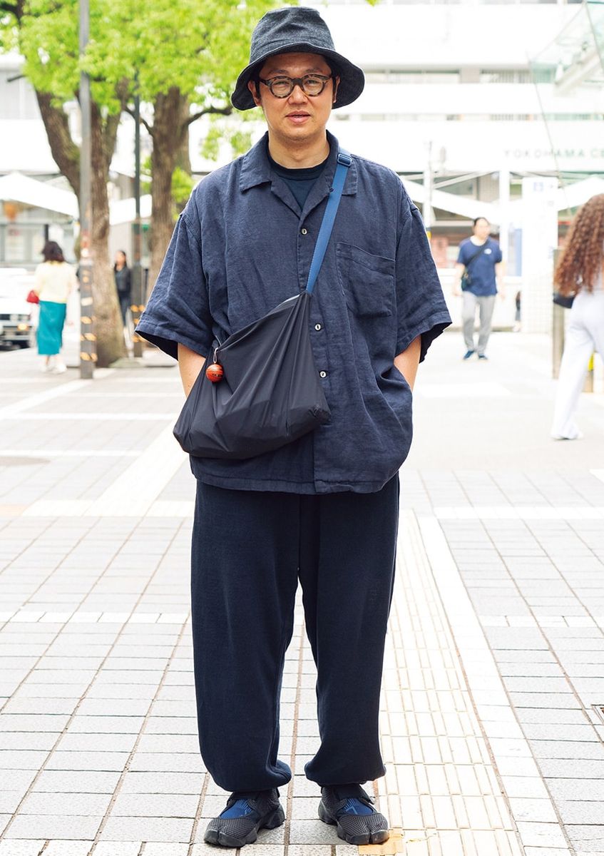 シャツ、パンツ、バッグ＝カウラム　スニーカー＝ナイキ