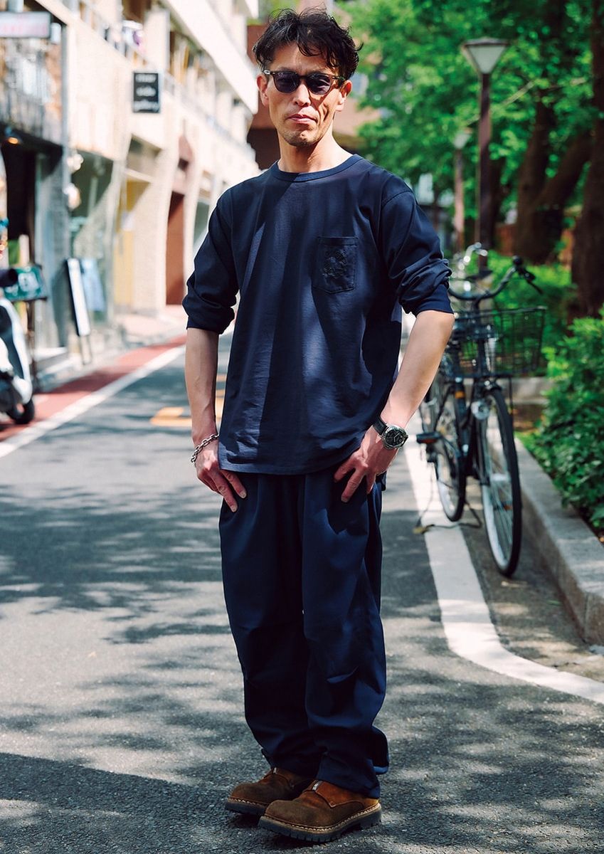 カットソー、パンツ＝ノンネイティブ　ブーツ＝グイディ × ノンネイティブ