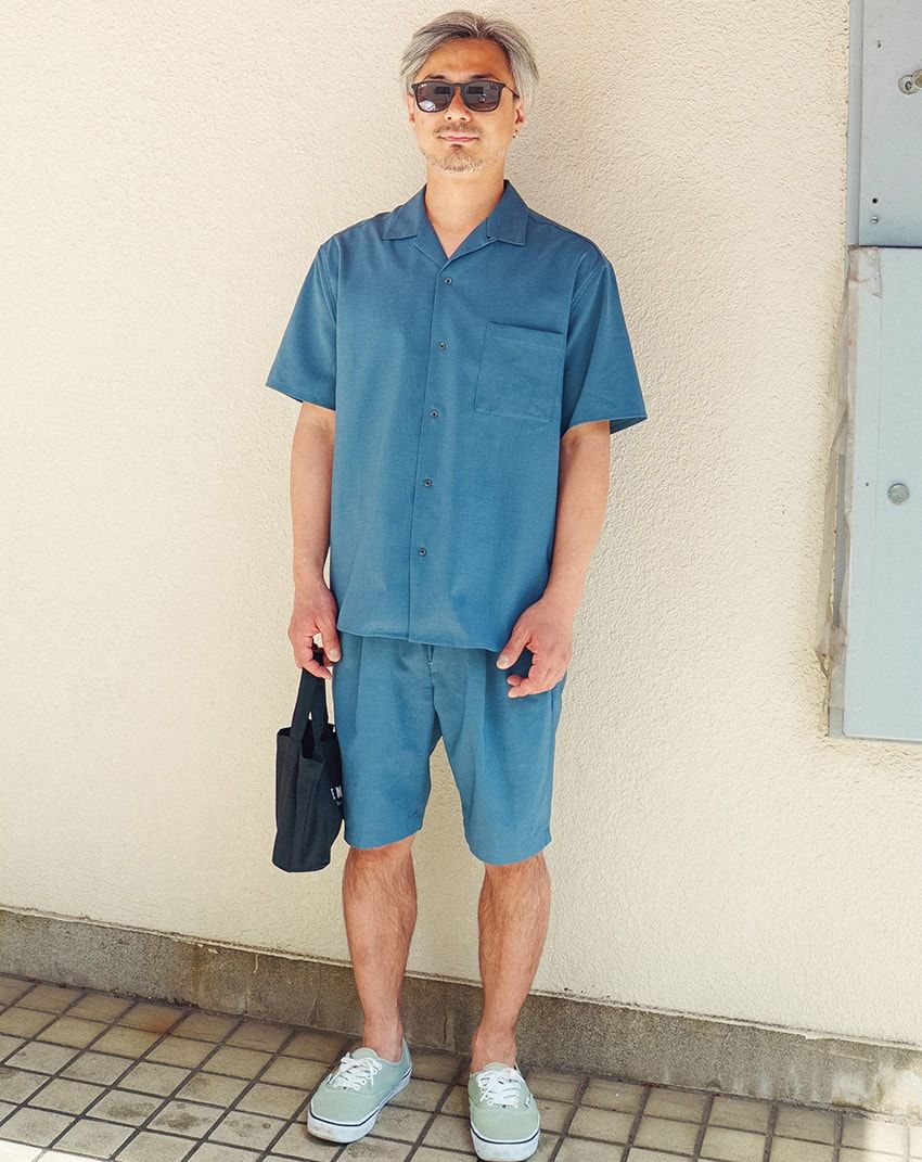 シャツ、ショーツ＝ビューティー&ユース　スニーカー＝ヴァンズ