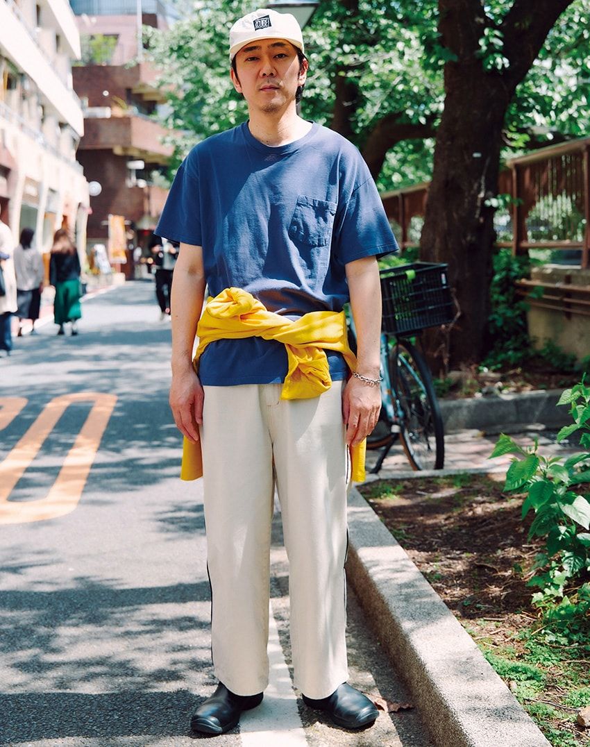 腰に巻いたシャツ、Tシャツ、パンツ、キャップ＝古着