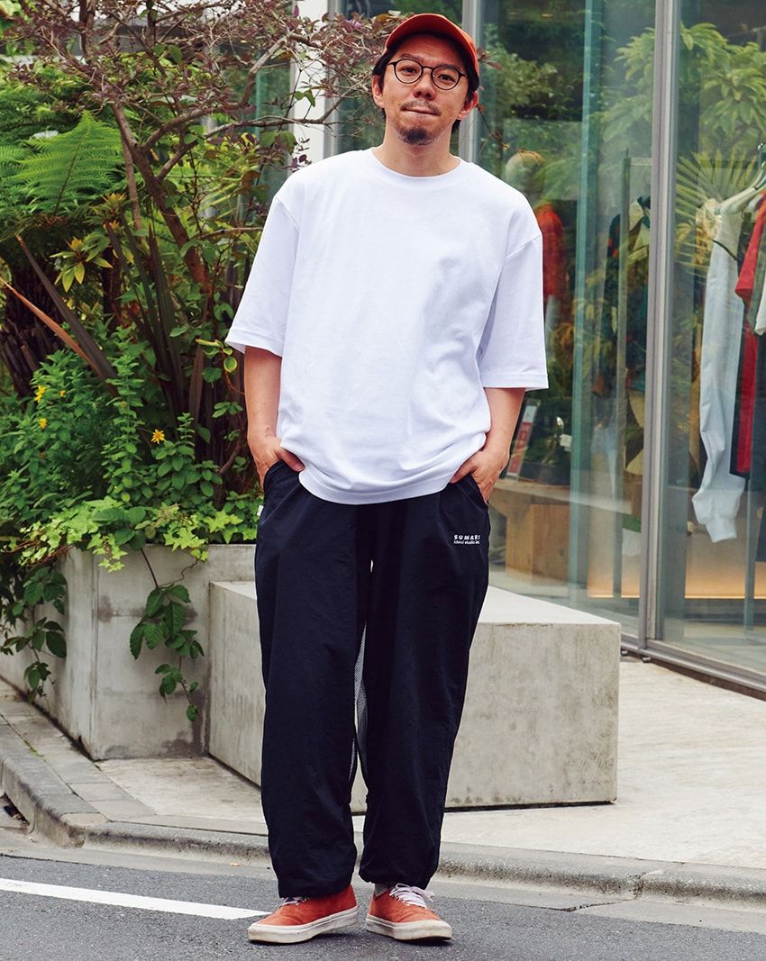 キャップ＝荘 中目黒　Tシャツ＝ユニクロ　パンツ＝シュマリ　スニーカー＝ヴァンズ　メガネ＝ジンズ