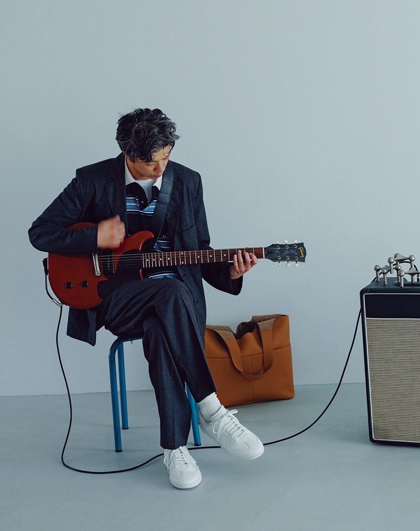 ジャケット46万円、ポロシャツ29万円、インナー［参考商品］、パンツ25万円［参考価格］、スニーカー13万5000円、バッグ63万円／すべてディオール（クリスチャン ディオール　0120-02-1947）