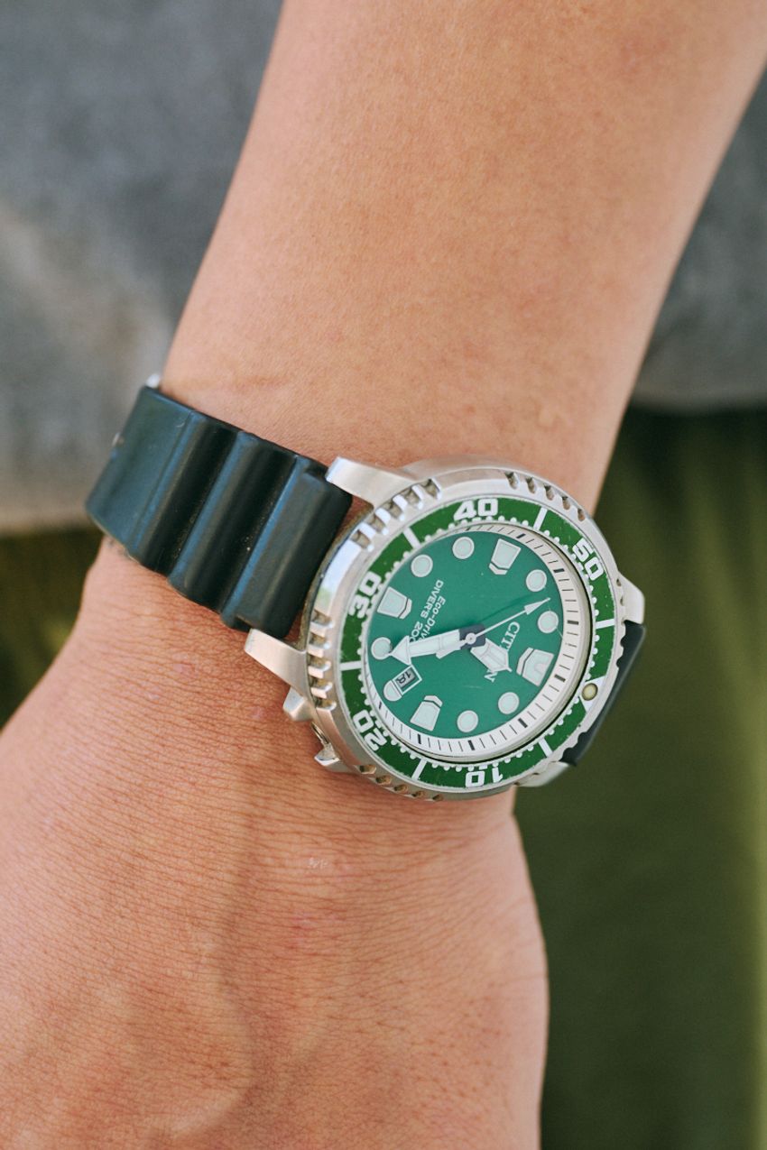 カラーダイヤル、ツノクロノetc.「シチズン」のスポーツウォッチを夏コーデに取り入れた男たち - 3枚目の画像