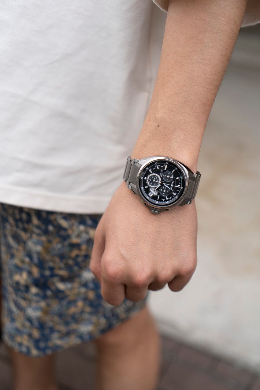 カラーダイヤル、ツノクロノetc.「シチズン」のスポーツウォッチを夏コーデに取り入れた男たち - 7枚目の画像
