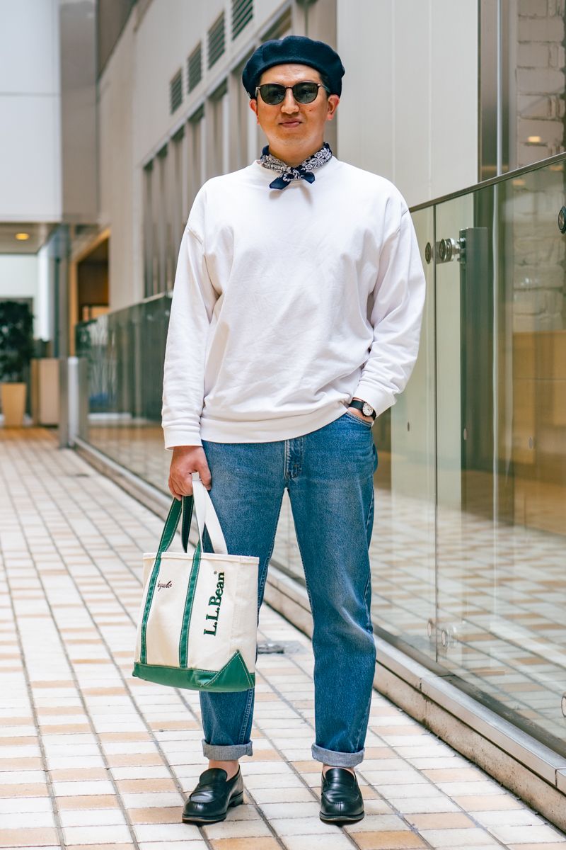 Tシャツ＝ユナイテッドアスレ　デニム＝リーバイス　シューズ＝ジェイエムウエストン　帽子＝ロレール　眼鏡＝ゾフ　バッグ＝エルエルビーン　腕時計＝カシオ　ブレスレット＝ニール