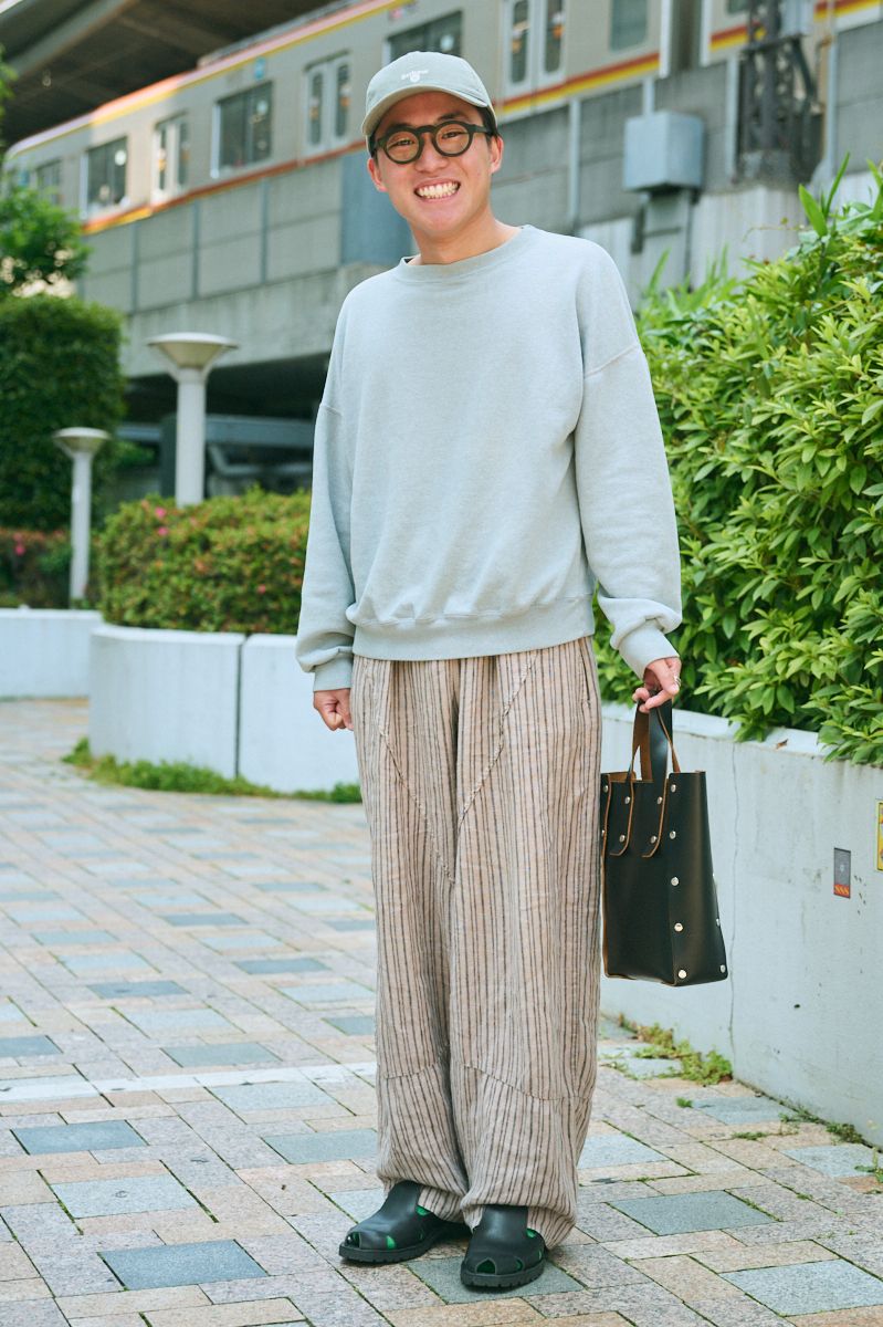 スウェット、パンツ=ともに古着 シューズ、バッグ=ともにエンダースキーマ 帽子=バブアー 眼鏡=ジャックデュラン リング=ティファニー