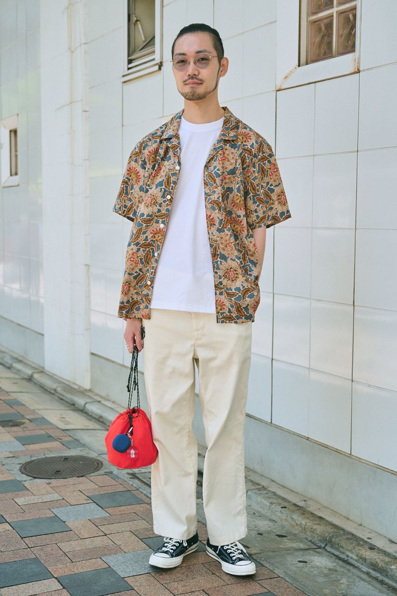 シャツ、パンツ=ともに古着 Tシャツ=無印良品 シューズ=コンバース 眼鏡=ゾフ バッグ=ノーブランド 腕時計=ロレックス バングル=エルメス