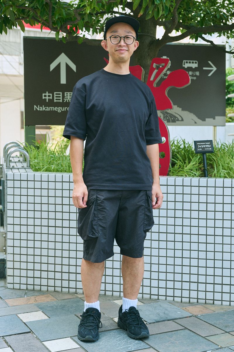 Tシャツ、パンツ＝ともにユニクロ
