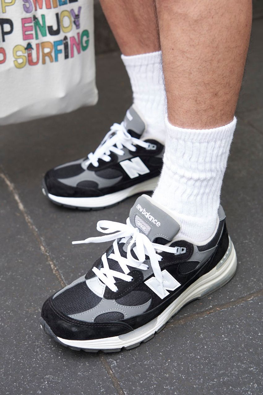 「黒ショーツ×ニューバランス」の好相性を街の大人たちが証明！ローテクスニーカーにはない魅力 - 3枚目の画像
