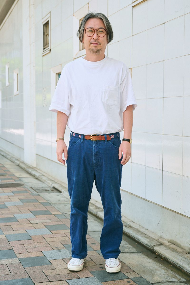 Tシャツ、パンツ＝ともに古着