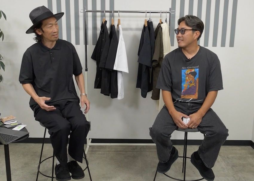 ［左］原 亮太●OCEANS統括編集長。’79年生まれ。落語好きな愛知県出身者。現在は息子とともにバスケに夢中！［右］菊池陽之介●’79年生まれ。スタイリスト熊谷隆志氏に師事し、2004年に独立。息子とキャンプへ行くことが今の生き甲斐。今回のふたりの着用物：原＝トップス／ワークマン×オーシャンズ、パンツ／OOOO、靴／OOOO　菊池さん＝トップス／古着、パンツ／OOOO、靴／OOOO（すべて私物）