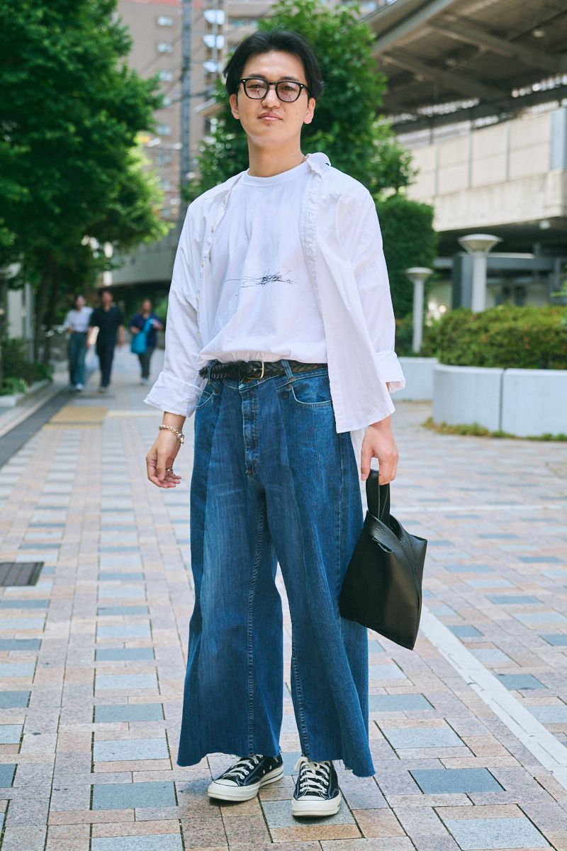 シャツ アールサーティーン Tシャツ、デニム=ともに古着 シューズ=コンバース 眼鏡=金子眼鏡×ユナイテッドアローズ バッグ=古着 バングル、リング=ともにエルメス