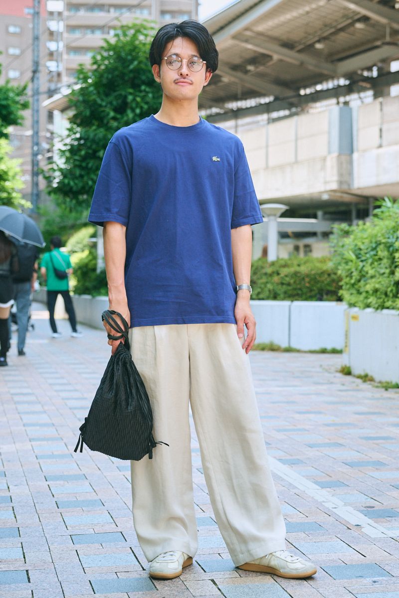 Tシャツ=ラコステ パンツ、バッグ=ともに古着 シューズ=アディダス 眼鏡=ゾフ 腕時計=オリエント