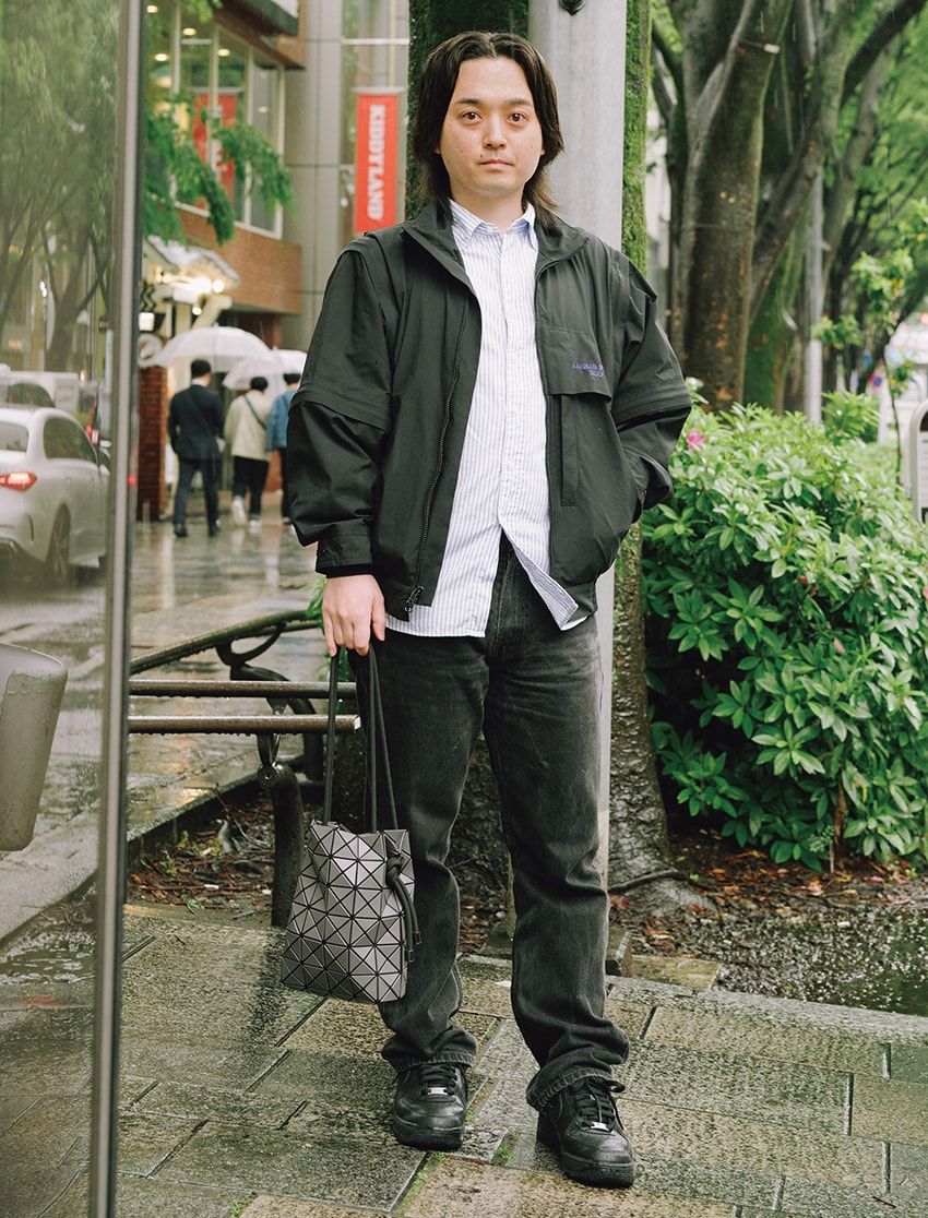 ジャケット＝古着　シャツ＝ユニクロ　デニム＝リーバイス　スニーカー＝ナイキ　バッグ＝バオバオ イッセイミヤケ