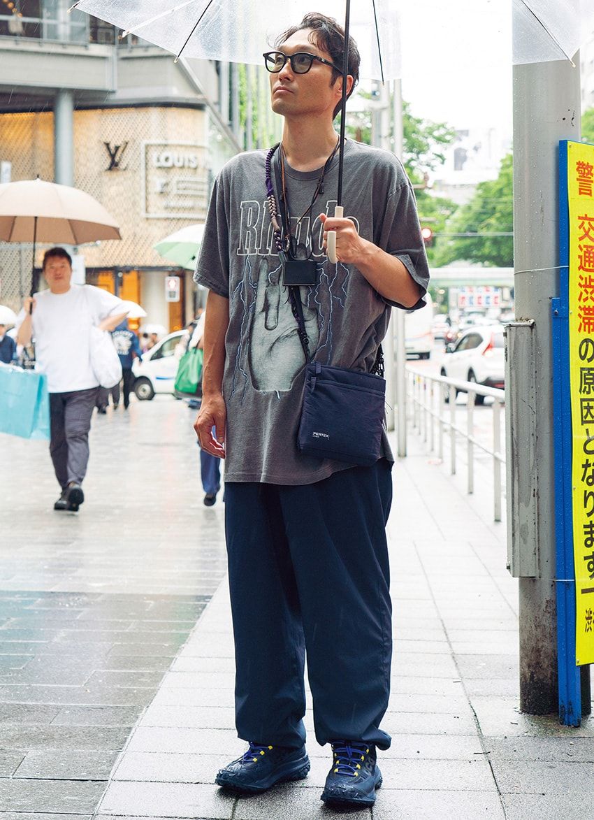 スニーカー＝ナイキ ACG　パンツ＝フレッシュサービス　Tシャツ＝ノーブランド