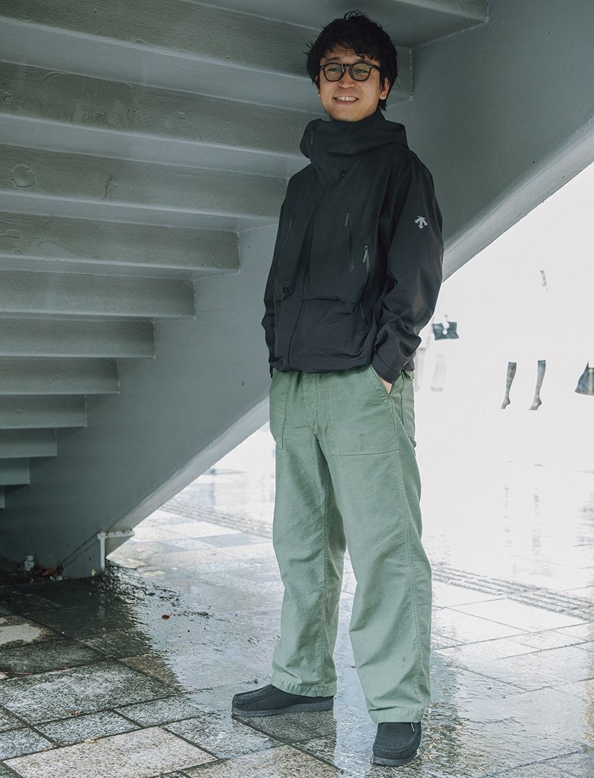 ジャケット＝デサント オルテライン　Tシャツ＝レミ レリーフ　靴＝クラークス オリジナルズ