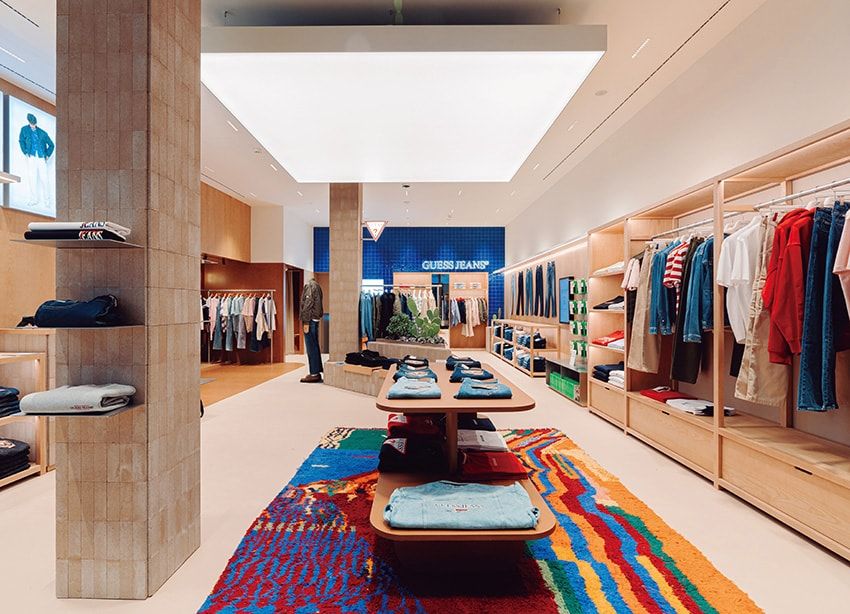 2025年6月現在、「ゲス ジーンズ」のリアル店舗はアムステルダム（写真）、ベルリンのみ。そして今夏、3店舗目が東京に登場する。