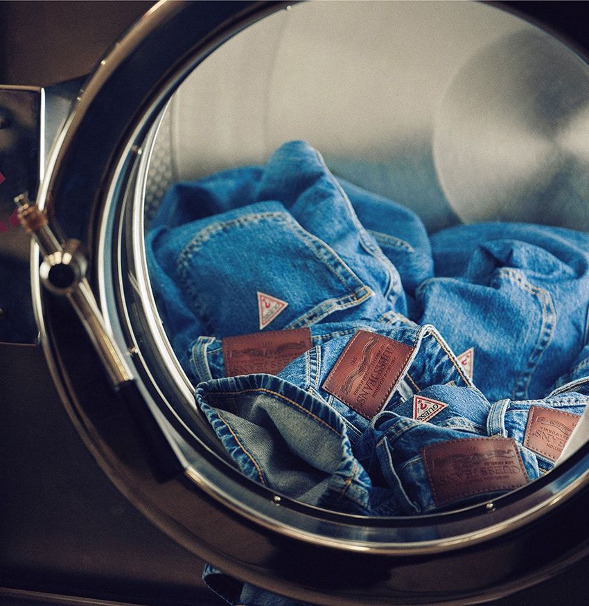 ストーンウォッシュでデニムをファッショナブルにした「ゲス」は、ゲス エアウォッシュでサステナブルに。使用水量削減に加え、軽石の使用ゼロ、作業者の安全確保、製造エネルギーの大幅削減、有害な化学薬品の未使用を実現した。