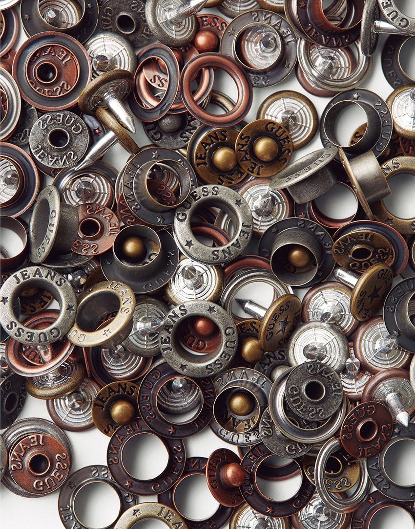 金属ボタンは90％リサイクルの合金を使用。「ゲス ジーンズ」で作るものすべてが地球に影響を与えることを意識。だからこそ品質と耐久性を追求しながら、可能な限り廃棄物を出さない製品作りを行う。