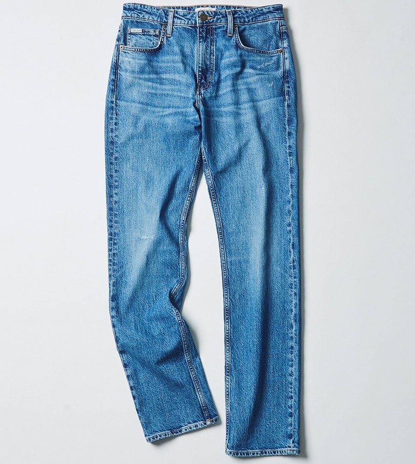 メンズ用のジーンズはストレート（写真）、リラックス、カーゴ、スリム、スキニーの5モデルを展開。インディゴブルーが目をひくワンウォッシュ、ブラックなどカラーバリエーションも豊富に揃えている。　1万4190円／ゲス ジーンズ（ゲス　0120-82-3788）