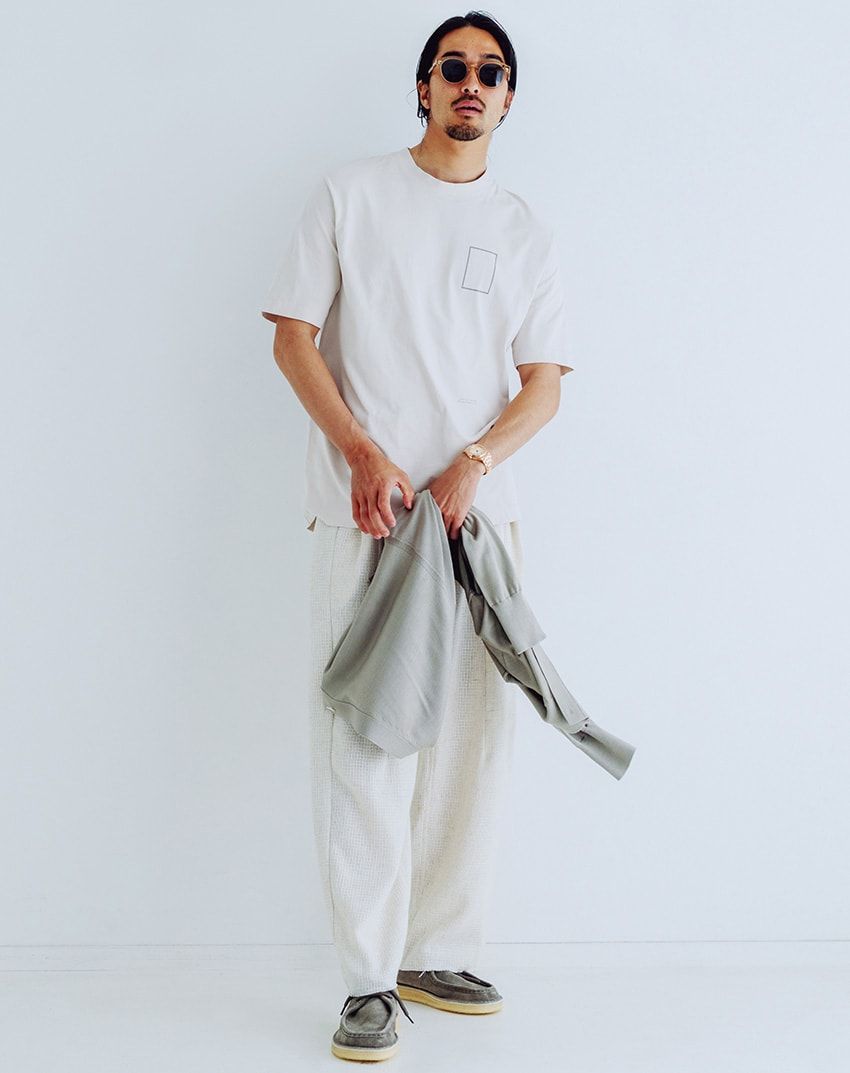 腕時計575万3000円／IWC　0120-05-1868、Tシャツ3万1900 円／リミタート（ノウン　03-5464-0338）、手に持ったカーディガン7万2600 円／ヘリル（にしのや　03-6434-0983）、パンツ3万3000円／サバイ（イボルブ　03-6823-5074）、ブーツ2万8600円／クラークスオリジナルズ（クラークスジャパン　03-5411-3055）、サングラス7万1500円／アーレム（グローブスペックス エージェント　03-5459-8326）