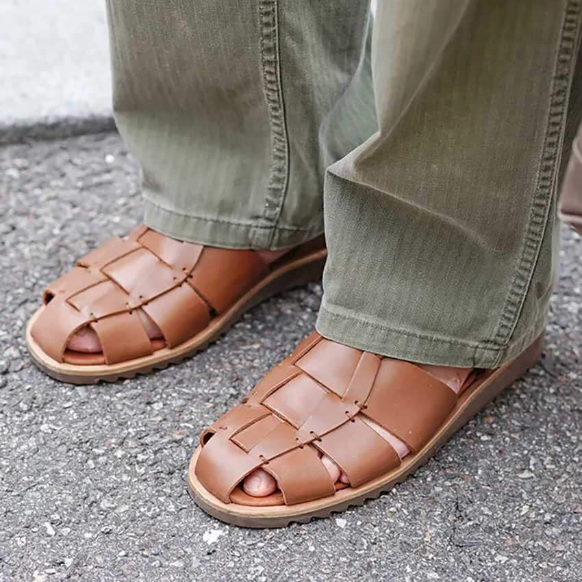 レザーサンダルは“ブラウン系“が今の気分！ 夏の装いを穏やか＆上品に