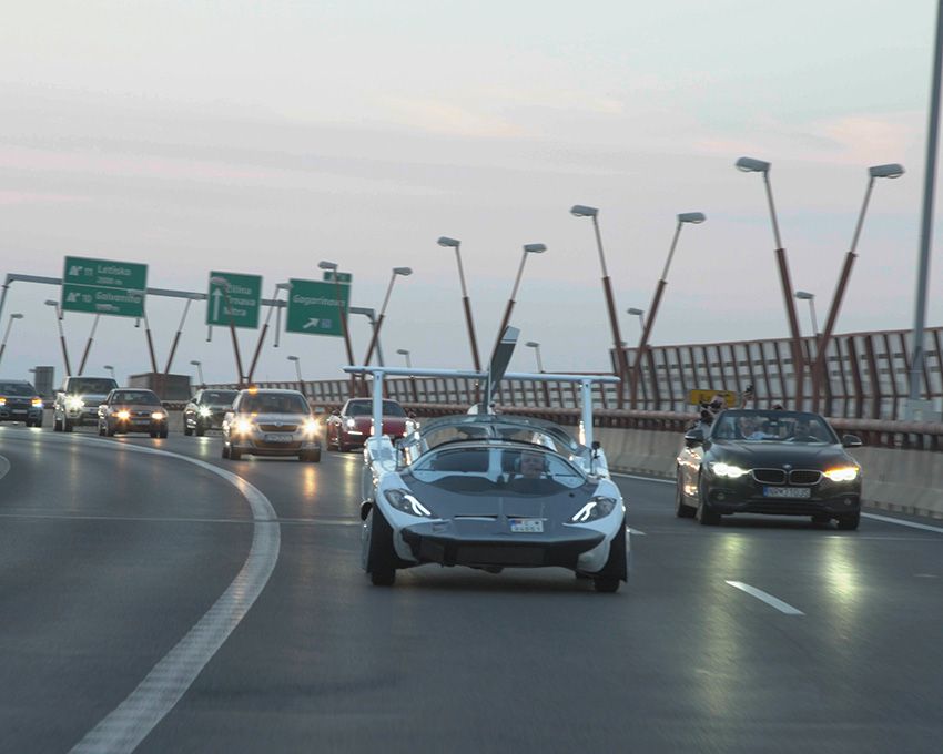 市の中心街へ向けて高速道路を走行中。