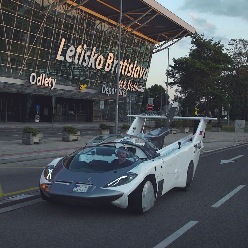 ブラティスラバ国際空港から市の中心街へ向けて出発。