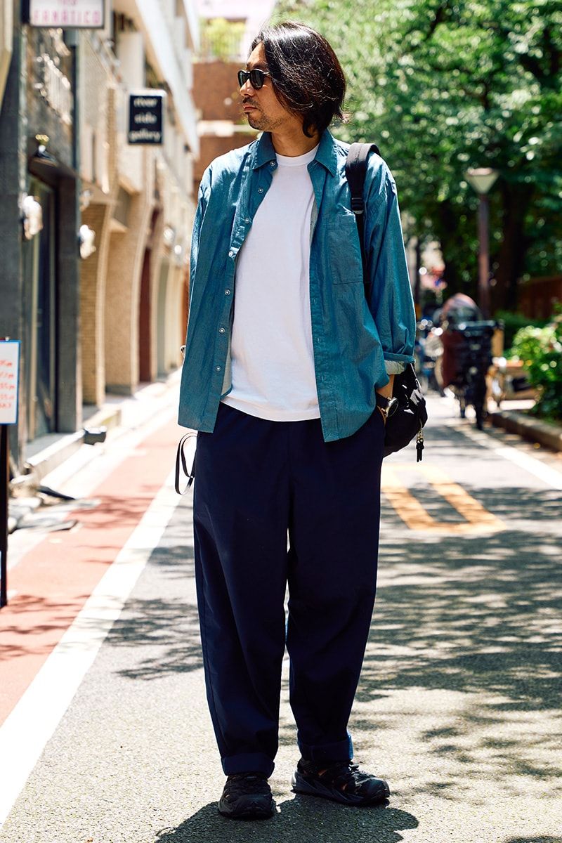 シャツ＝ロトル　Tシャツ ヘインズ×ビューティアンドユース　パンツ＝フレッシュサービス　サンダル＝ホカ　バッグ＝スタンダードサプライ　サングラス＝オークリー　腕時計＝スント