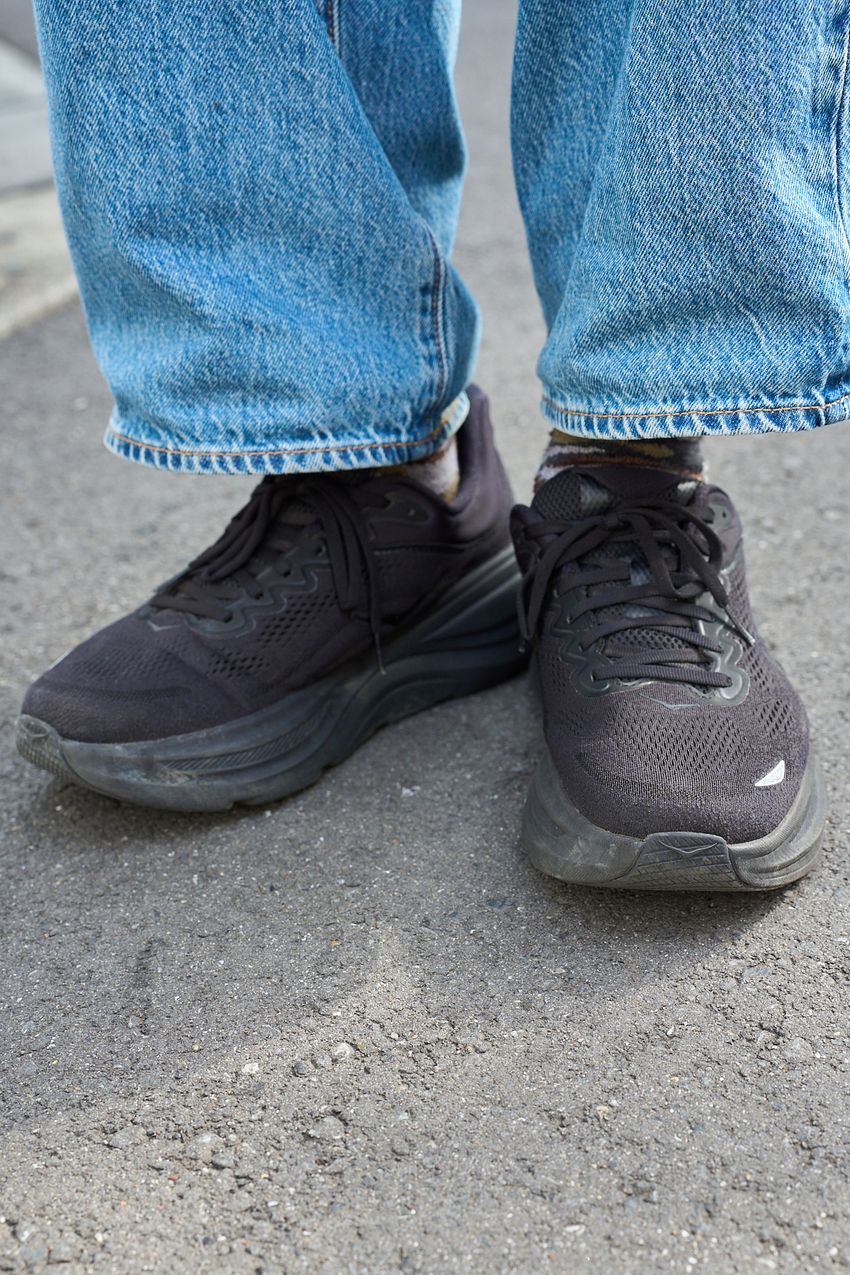 夏のワイドパンツと好相性なシューズ「ホカ」。バランスよく着こなすテクをスナップで検証！ - 3枚目の画像